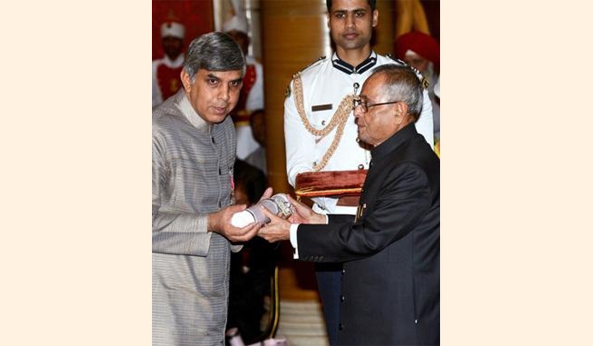 Prof. Dinesh Singh receiving Padma Shri, 2014